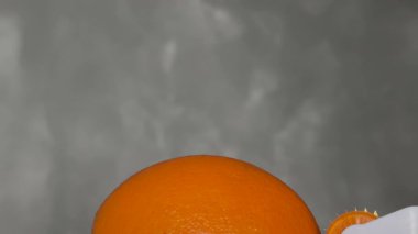 Kozmetik Derma Roller turuncu bir Cilt Konsepti üzerinde yuvarlanıyor. Dermaroller