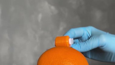 Kozmetik Derma Roller turuncu bir Cilt Konsepti üzerinde yuvarlanıyor. Dermaroller