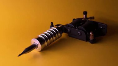 Sarı Arkaplanda Dövme Makinesi