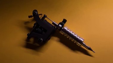 Sarı Arkaplanda Dövme Makinesi