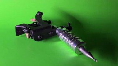 Yeşil Arkaplanda Dövme Makinesi