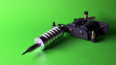 Yeşil Arkaplanda Dövme Makinesi