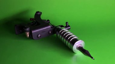 Yeşil Arkaplanda Dövme Makinesi