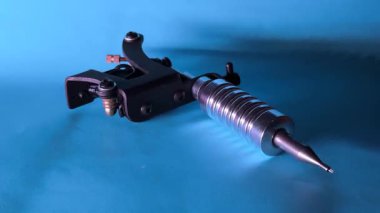 Mavi Arkaplanda Dövme Makinesi