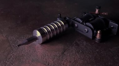 Bir Tablo Üzerinde Dövme Makinesi