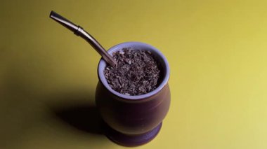 Sarı Arkaplanda Yerba Mate içeceği