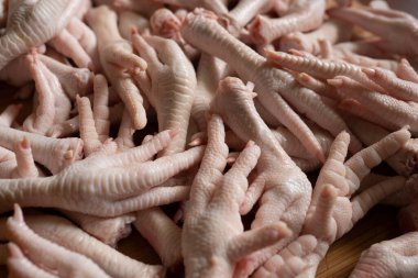 Pişirmek için çiğ tavuk ayağı.