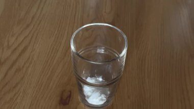 Bir Egzersiz Beslenme Rutininin Bir parçası olarak Bir Yaratılış İlave İçeceği Hazırlanıyor