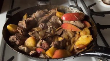 Elmalı ve soğanlı kızarmış tavuk ciğeri. Yemek pişirme videosu. Sağlıklı sakatatlar.