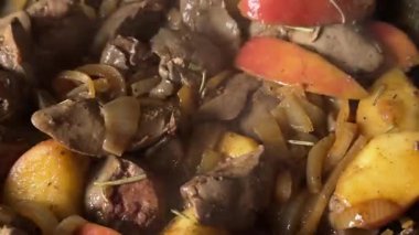 Elmalı ve soğanlı kızarmış tavuk ciğeri. Yemek pişirme videosu. Sağlıklı sakatatlar.