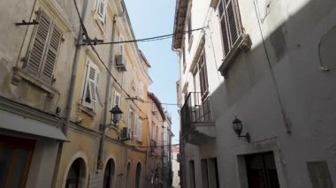 Slovenya 'nın Piran Tarihi Caddelerinde Yürümek