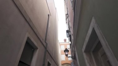 Slovenya 'nın Piran Tarihi Caddelerinde Yürümek