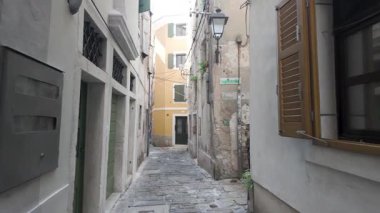 Slovenya 'nın Piran Tarihi Caddelerinde Yürümek