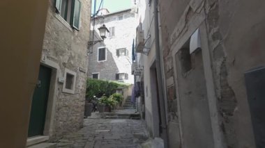 Slovenya 'nın Piran Tarihi Caddelerinde Yürümek