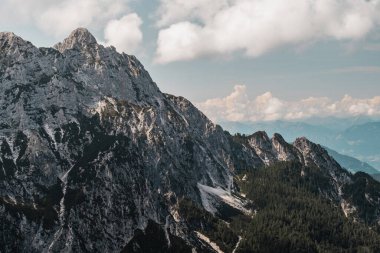 Güzel Julian Alps Dağları Slovenya 'da Mavi Gökyüzü Altında
