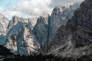 Güzel Julian Alps Dağları Slovenya 'da Mavi Gökyüzü Altında