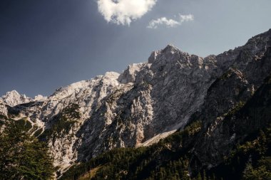 Güzel Julian Alps Dağları Slovenya 'da Mavi Gökyüzü Altında