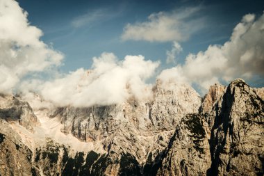 Güzel Julian Alps Dağları Slovenya 'da Mavi Gökyüzü Altında
