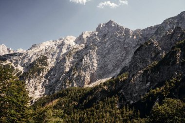 Güzel Julian Alps Dağları Slovenya 'da Mavi Gökyüzü Altında