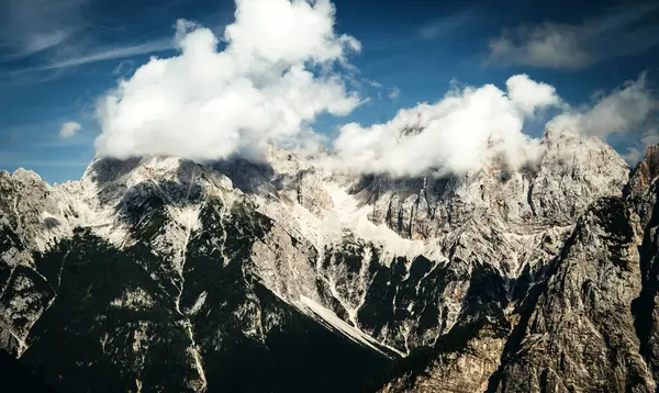 Güzel Julian Alps Dağları Slovenya 'da Mavi Gökyüzü Altında