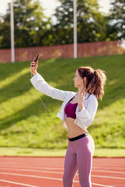 Fit Kaukasische Vrouw Het Maken Van Selfies Outdoor Stadion Zonnige — Stockfoto