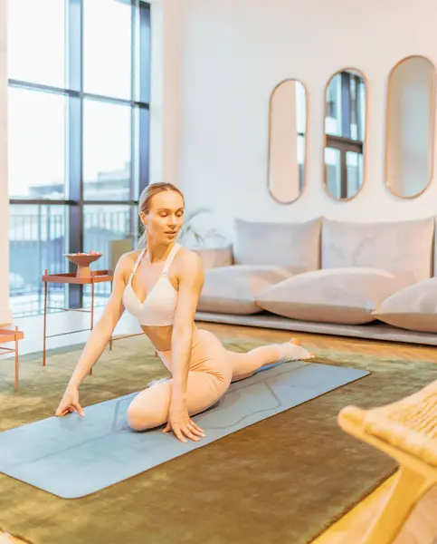 Kaukasische Frau Sportbekleidungstraining Hause Yoga Übungen lizenzfreie Stockfotos