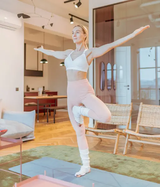 Kaukasische Vrouw Sportkleding Training Thuis Yoga Oefening Stockafbeelding