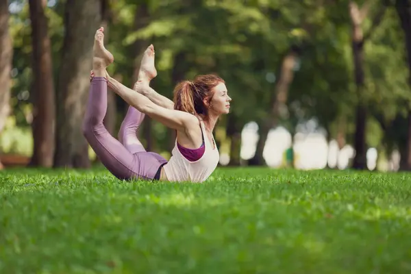 夏の公園でヨガを実践している白人女性にフィット ロイヤリティフリーのストック写真