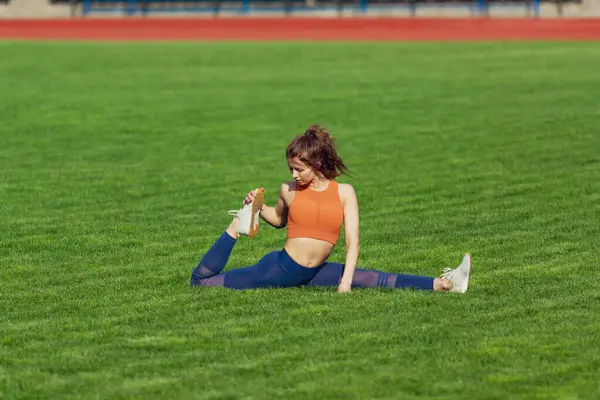 Подходящая Кавказская Женщина Делает Упражнения Растяжку Стадионе Стоковая Картинка