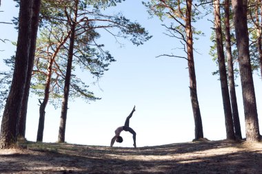 Kafkasyalıların doğayla uyum içinde yoga yaptığı uzun bir çekim.