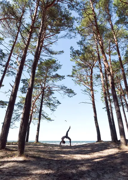 Colpo Completo Caucasico Praticare Yoga All Aperto Armonia Con Natura Foto Stock