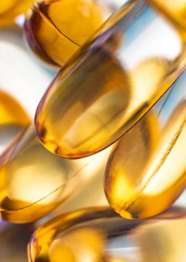 Parlak sarı vitamin kapsülleri, Omega 3, D vitamini, balık yağı.