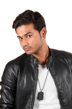 Beyaz stüdyo arka planında endişeli görünen genç bir Hintlinin portresi..