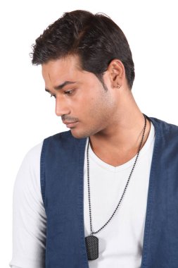 Genç, üzgün Hintli bir adam, beyaz stüdyo geçmişiyle ilgili düşüncelerinde kaybolmuş..