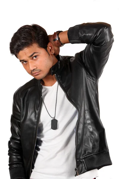 黒革のジャケットを着たハンサムな若いインド人 — ストック写真