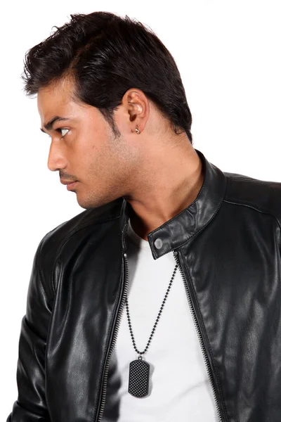 黒い革のジャケットを着た若いインド人の男が — ストック写真