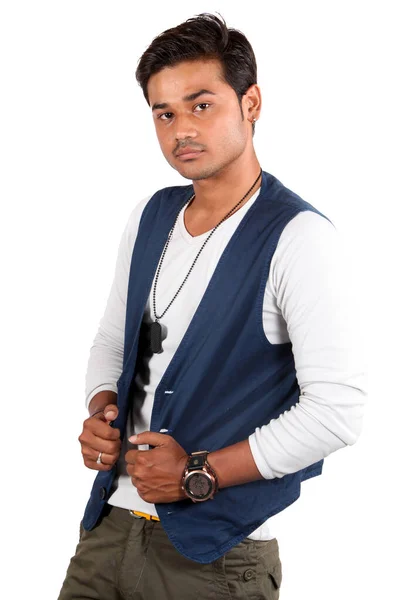 一个穿着无袖蓝色夹克的年轻英俊的印度人 — 图库照片