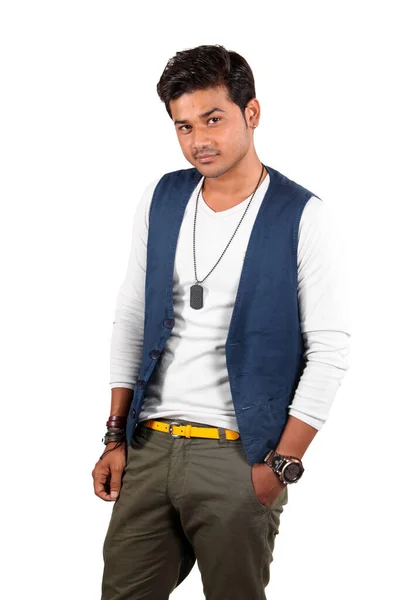 スタイルで立っているハンサムな若いインド人男性 上の白いスタジオの背景 — ストック写真