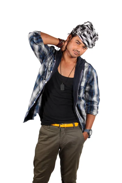 Ein Junger Indischer Typ Mit Stil Auf Weißem Studiohintergrund — Stockfoto
