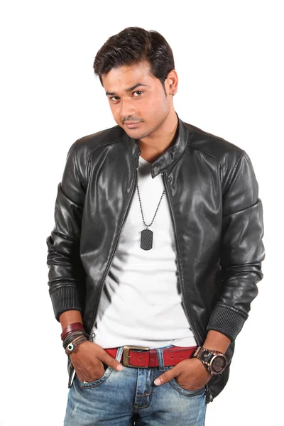 Ein Junger Gutaussehender Indischer Typ Mit Seinen Händen Den Taschen — Stockfoto