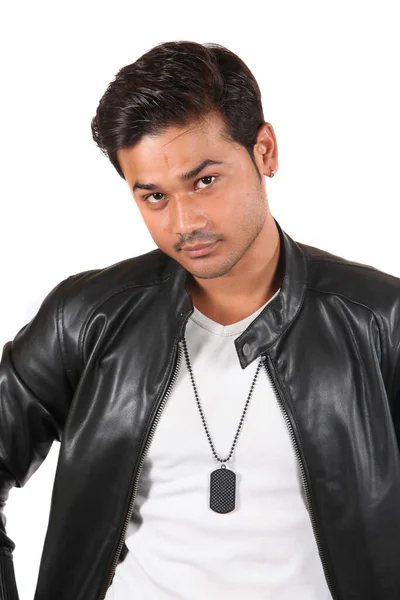 Ein Junger Indischer Gutaussehender Kerl Hinterfragt Auf Weißem Studiohintergrund — Stockfoto