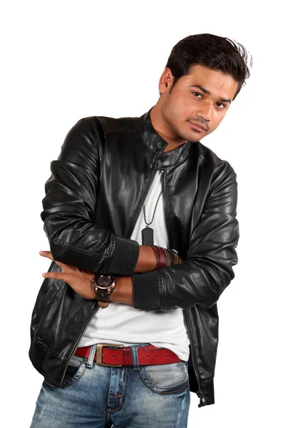 Ein Junger Gutaussehender Indischer Typ Schwarzer Lederjacke Auf Weißem Studiohintergrund — Stockfoto