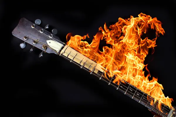 ブラックスタジオのバックグラウンドで 火災のギターのフリートボード上のビュー ストック写真