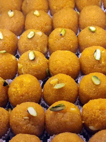 Lezzetli tatlı ya da Hindistan 'dan gelen tatlı Boondi ya da Motichur laddoos.