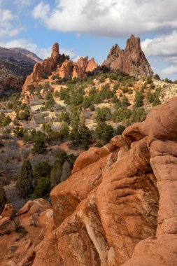 Colorado Springs, Colorado 'da Tanrıların Bahçesi' nde güneşli güzel bir gün. Bu görüntü Yüksek Noktadan görülebilir.