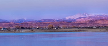 Longs Peak, Meeker Dağı ve Kuzey Colorado 'nun ön sıradağları ile birlikte Lothe Reservoir' da bahar gündoğumu