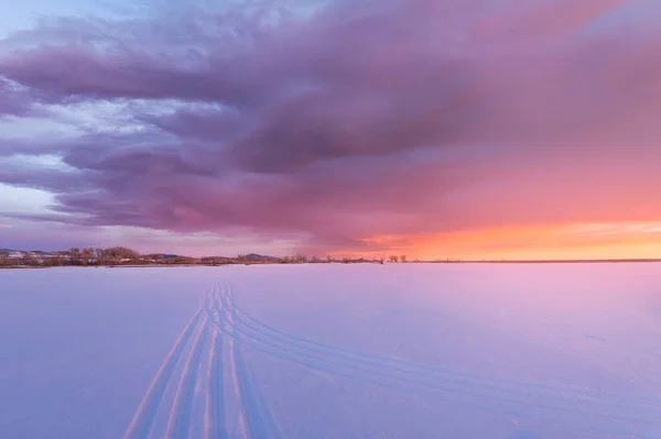 美丽的科罗拉多北部清晨 多彩的日出云笼罩着白雪覆盖的湖面 — 图库照片
