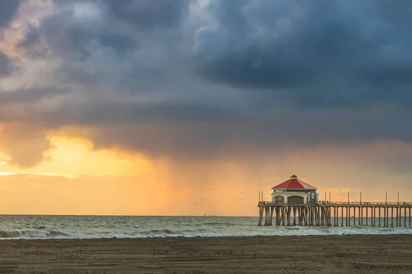 Σύννεφα Της Καταιγίδας Σχηματίζονται Πάνω Από Την Προβλήτα Huntington Beach — Φωτογραφία Αρχείου