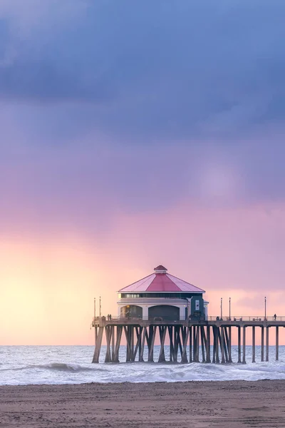 Ένα Πολύχρωμο Ηλιοβασίλεμα Κατά Μήκος Του Ωκεανού Huntington Beach Της — Φωτογραφία Αρχείου