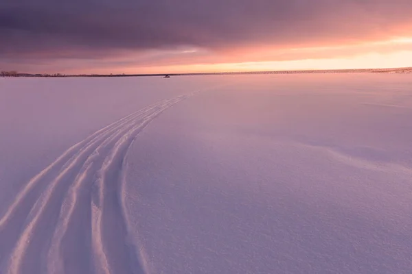 Ледяная Рыбалка Является Популярным Видом Спорта Зимой Красочный Восход Солнца Стоковое Изображение